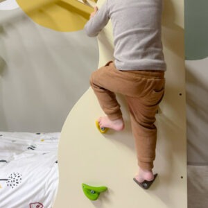 Klimmend kind op een montessori peuterbed - Adventure Beds
