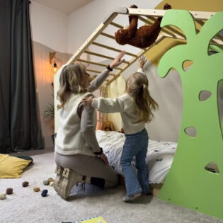 Hangend aapje in Montessori peuterbed