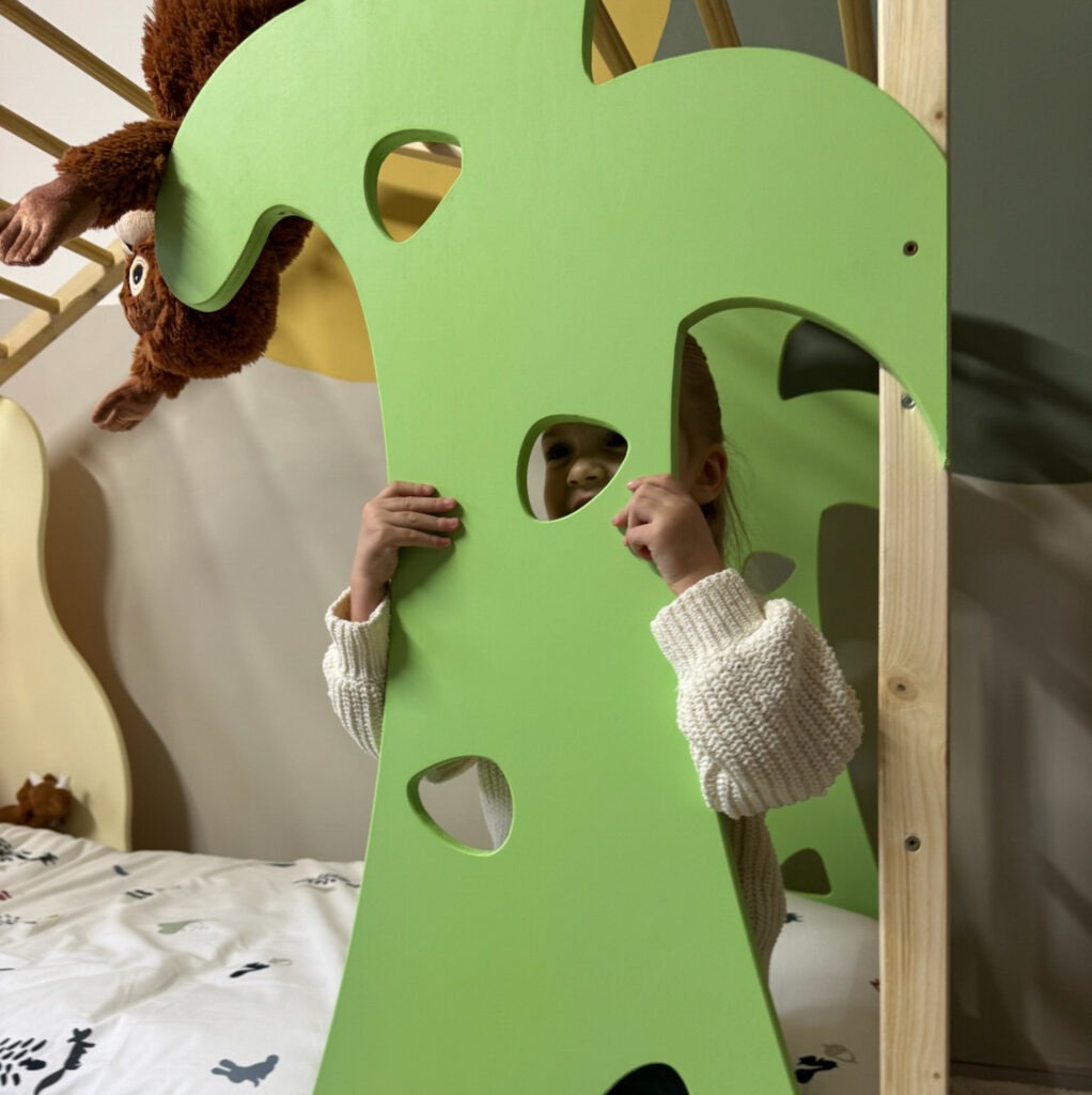 Klimplaten palmboom op Montessori bed