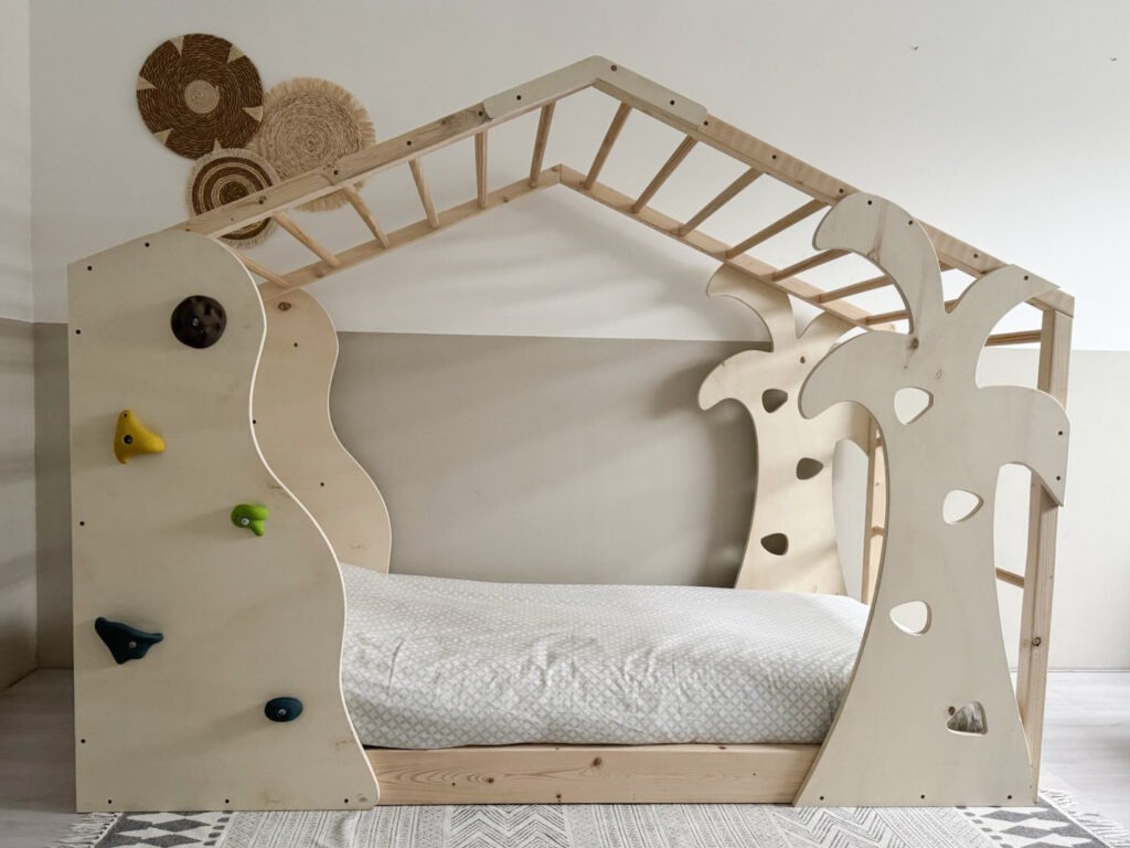 Montessori klimbed in de kleur Natuurlijk hout