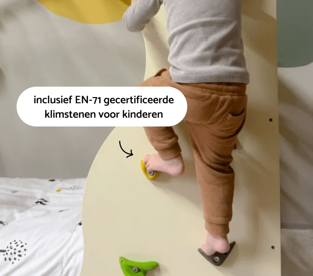 Klimmend kind op een montessori peuterbed - Adventure Beds