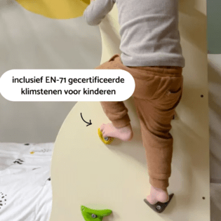 Klimmend kind op een montessori peuterbed - Adventure Beds