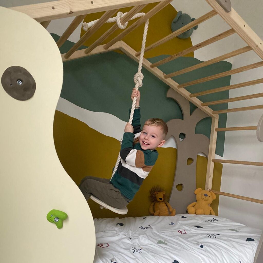 Houten trapeze in klimbed