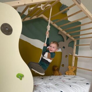 Houten trapeze in klimbed