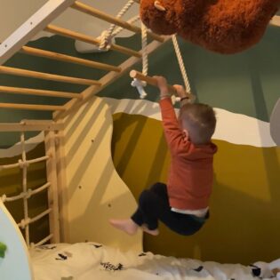 Hangen aan trapeze in klimbed