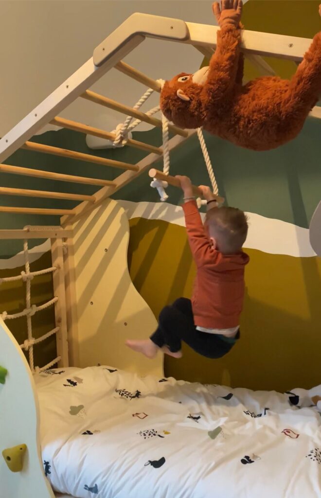 Hangen aan trapeze in klimbed